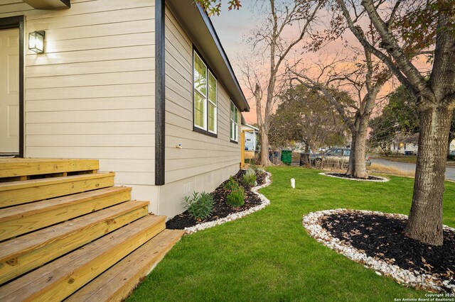 view of yard at dusk