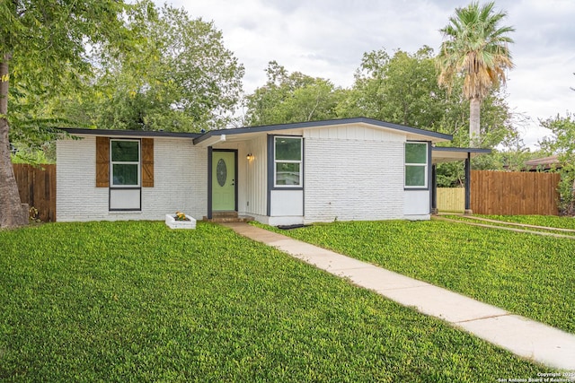 view of front of property with a front yard