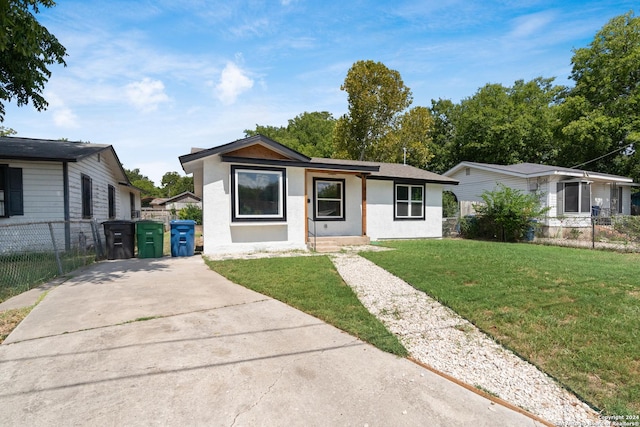 view of front facade featuring a front yard