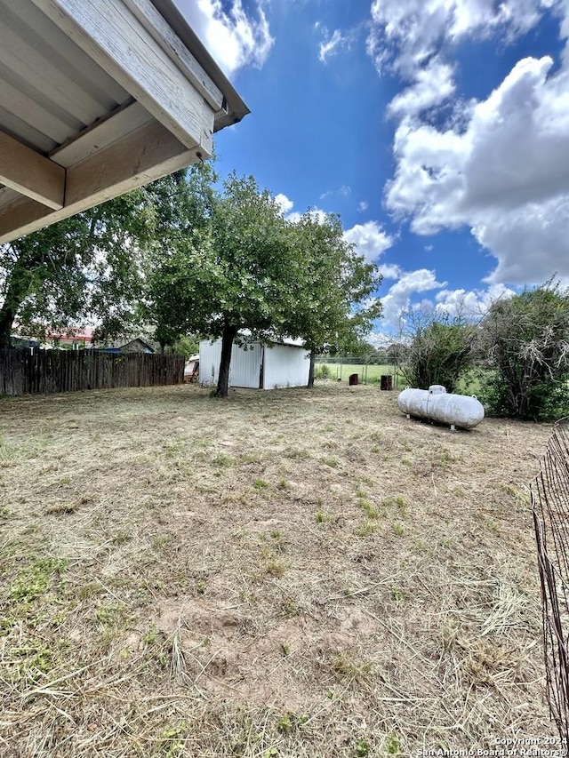 view of yard featuring an outdoor structure