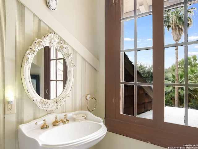 bathroom featuring sink