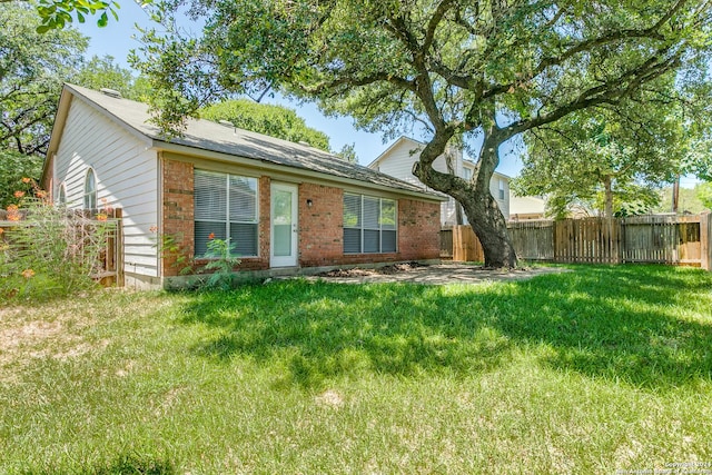 view of front of home featuring a front yard