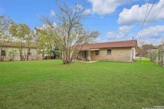 view of yard featuring a patio area