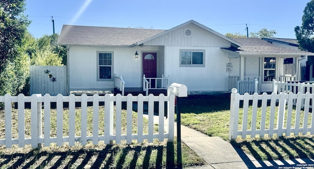 view of front of property with a front lawn and covered porch