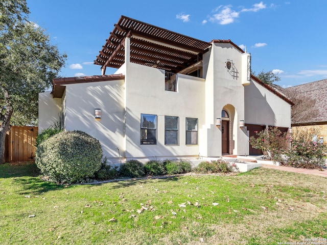 view of front of property featuring a pergola and a front lawn