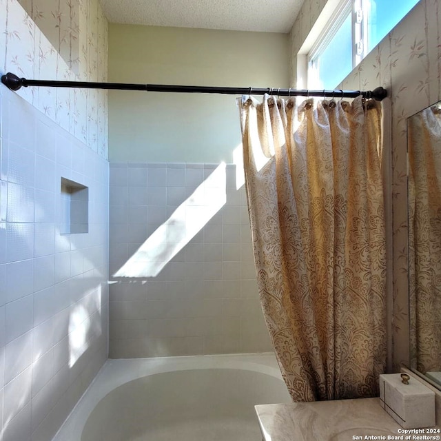 bathroom featuring shower / tub combo