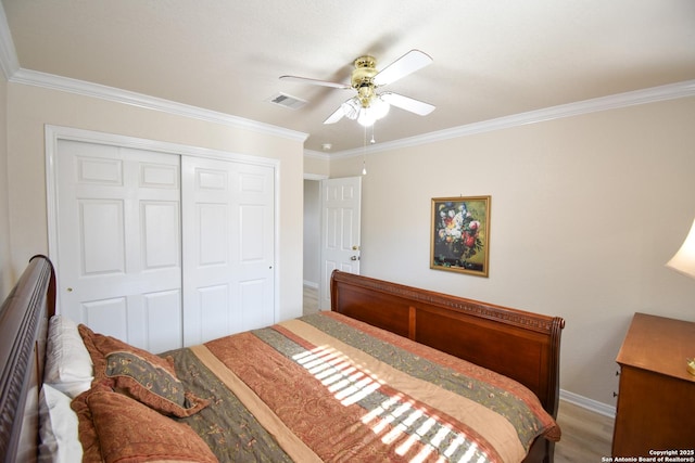 bedroom with wood-type flooring, a closet, ornamental molding, and ceiling fan