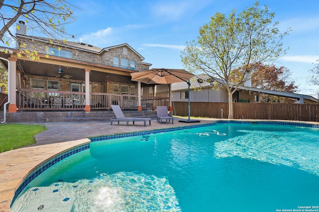 view of swimming pool with a patio area and ceiling fan