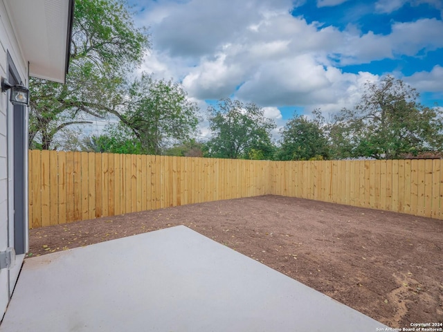 view of yard featuring a patio