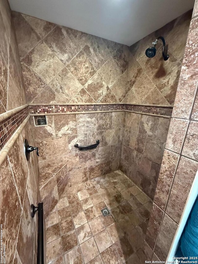 bathroom featuring tiled shower