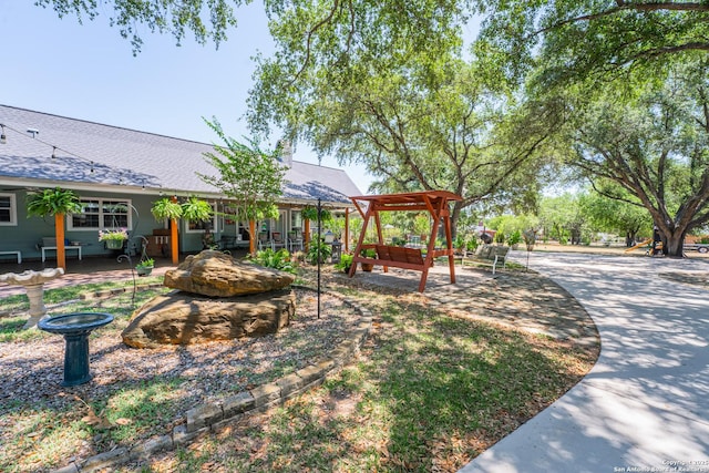 view of yard featuring a pergola