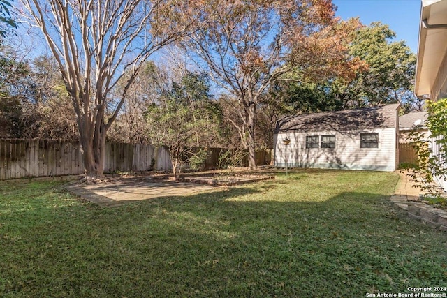 view of yard featuring an outdoor structure