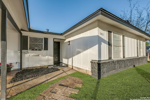 view of side of property featuring a lawn