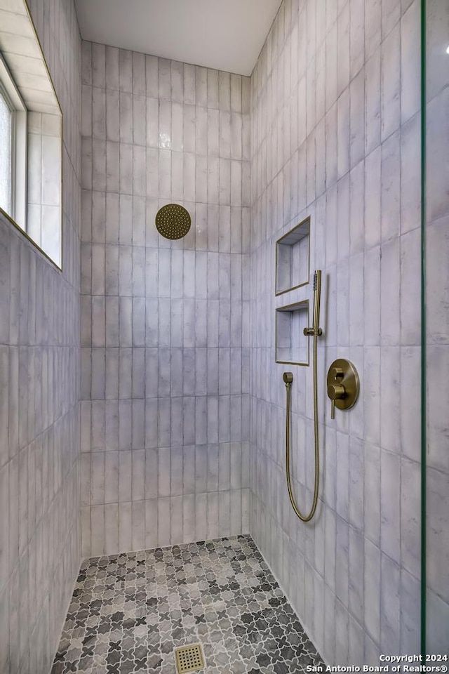 bathroom featuring a tile shower