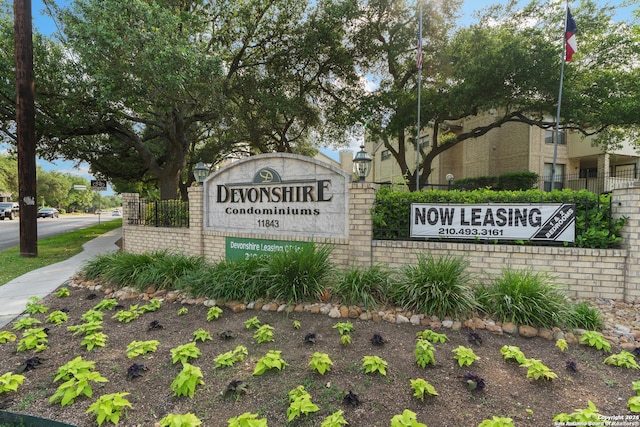 view of community / neighborhood sign