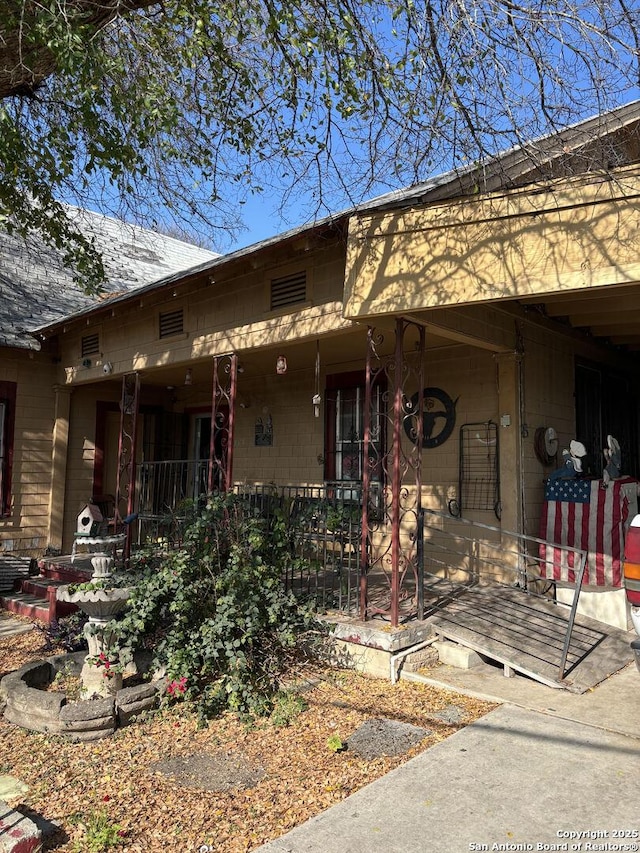 view of front of property featuring a porch