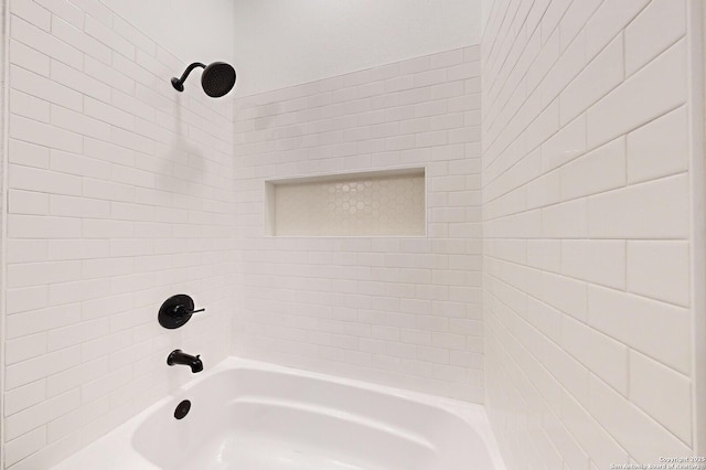 bathroom featuring tiled shower / bath