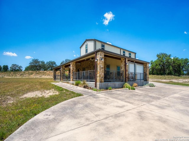 view of front of house with a porch and a garage