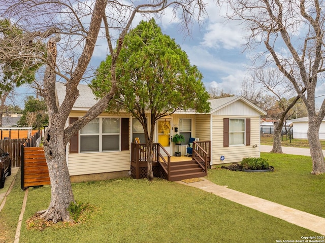 view of front of house featuring a front yard