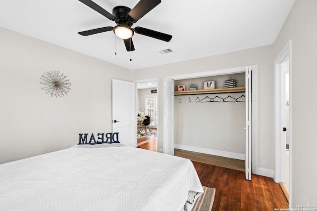 bedroom featuring ceiling fan, dark hardwood / wood-style floors, and a closet