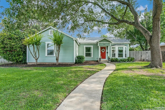 ranch-style house featuring a front lawn