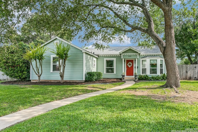 view of front facade featuring a front lawn