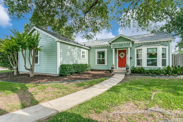 view of front facade with a front lawn