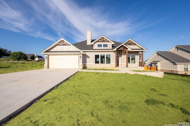 craftsman inspired home with a front lawn and a garage