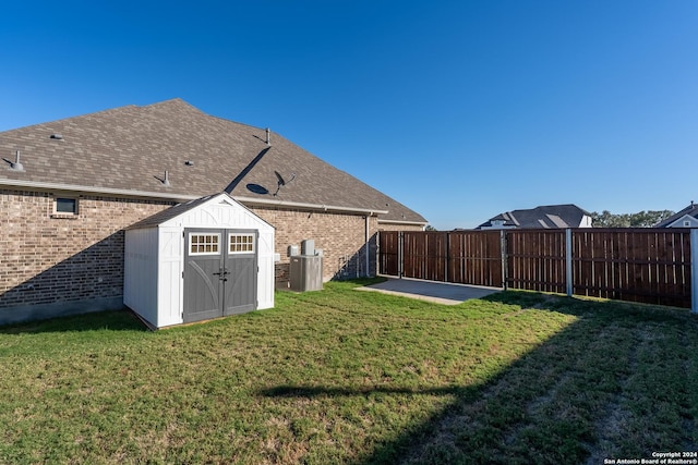 view of yard featuring a shed