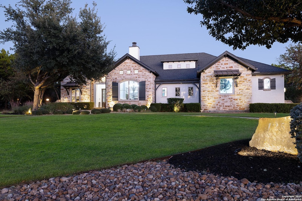 view of front facade featuring a lawn