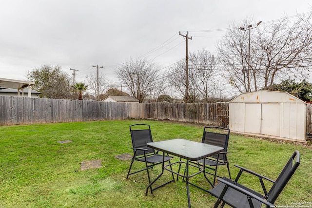 view of yard with a storage unit