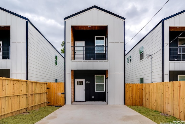 view of front of home featuring a balcony