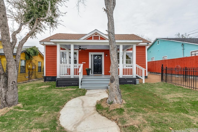 bungalow-style home featuring ceiling fan and a front yard