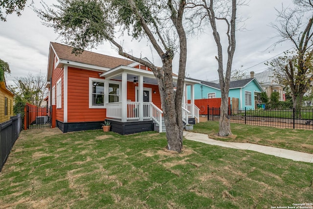 view of front of property featuring a front lawn