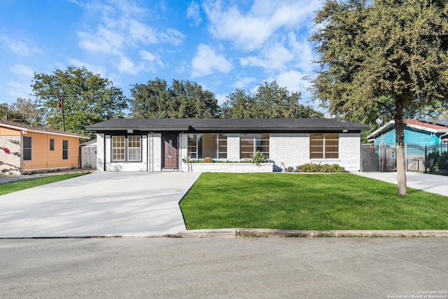 ranch-style house featuring a front yard