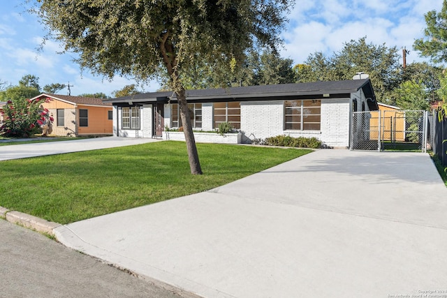 single story home with a front lawn