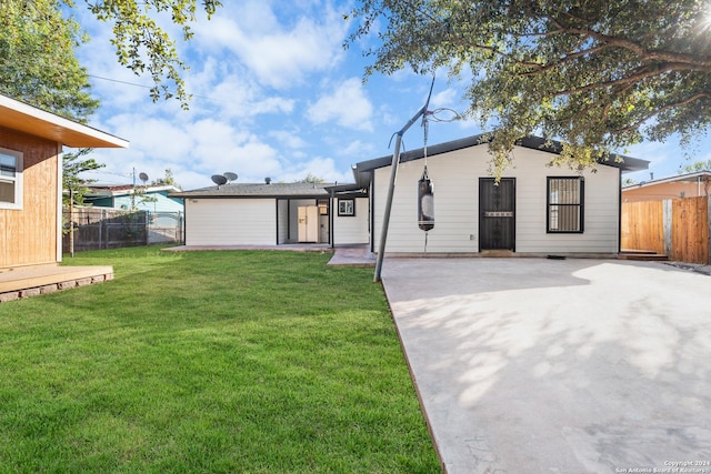 view of front of home featuring a patio and a front lawn