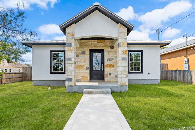 view of front facade featuring a front yard