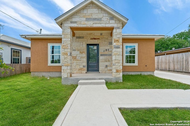 view of front of home featuring a front yard