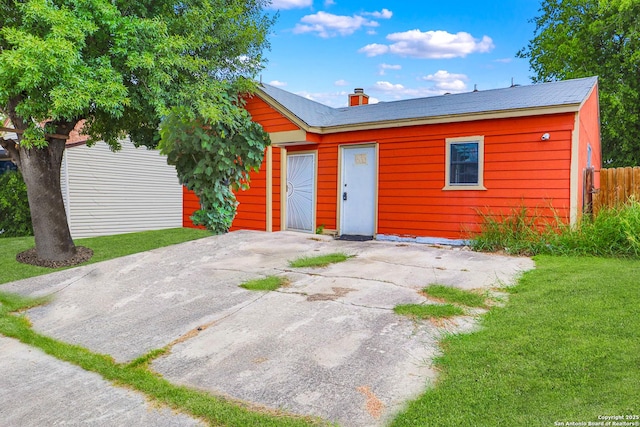 view of front of property featuring a front yard