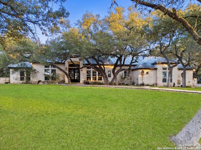 view of front facade with a front yard