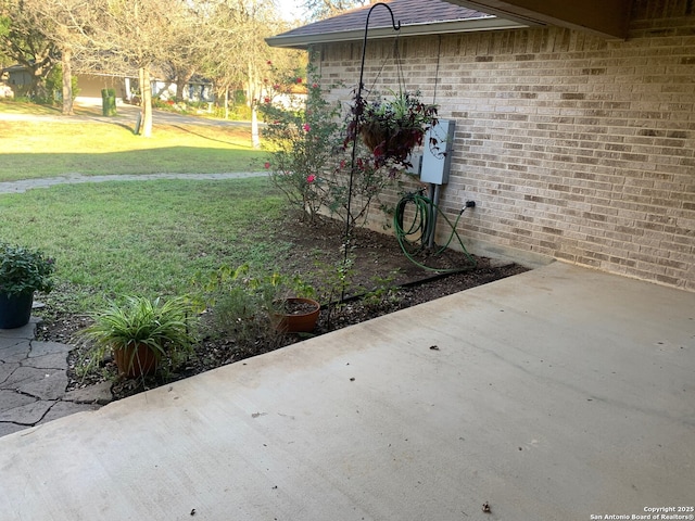 view of yard with a patio area