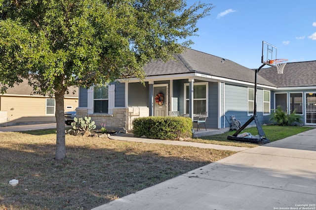 view of front of property featuring a porch and a front lawn