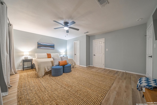 bedroom featuring a textured ceiling, light hardwood / wood-style floors, and ceiling fan