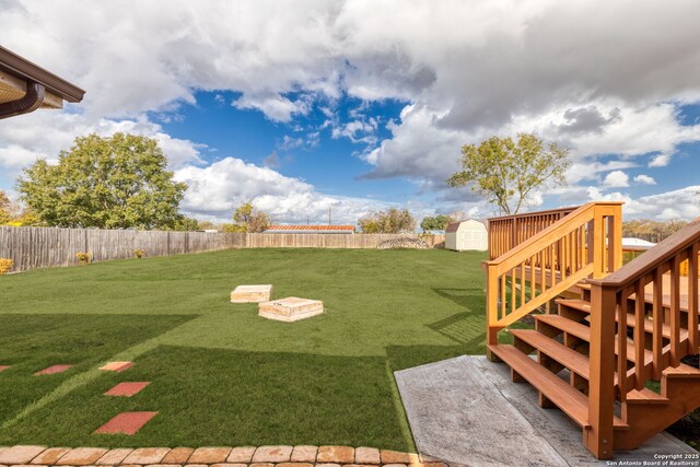 view of yard with a shed