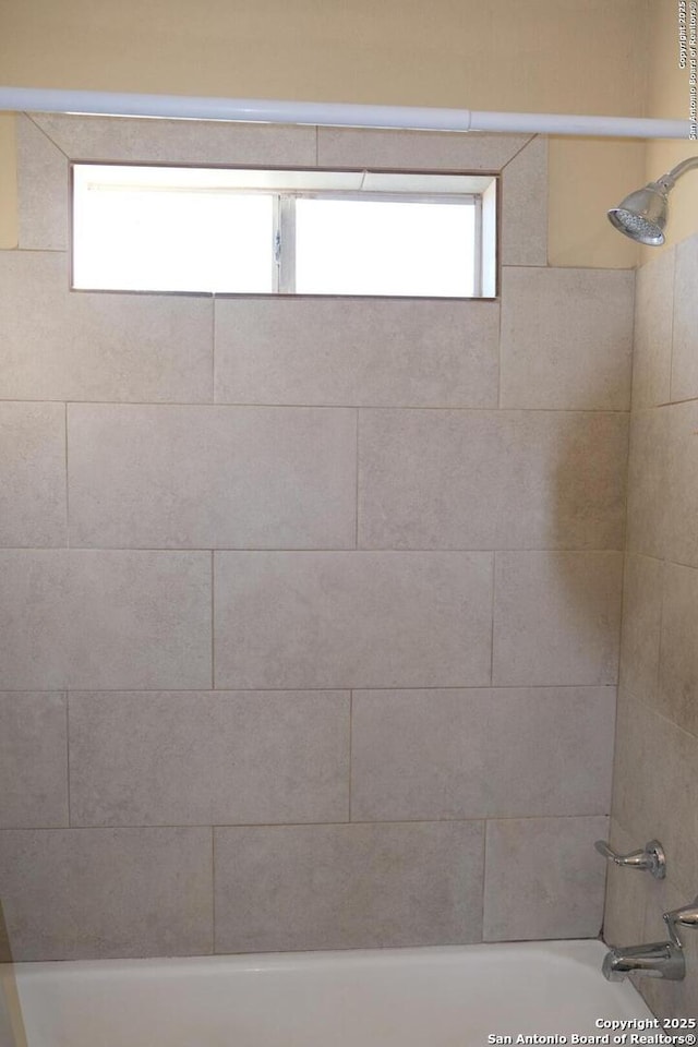 bathroom featuring tiled shower / bath combo