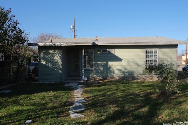 view of front facade featuring a front yard