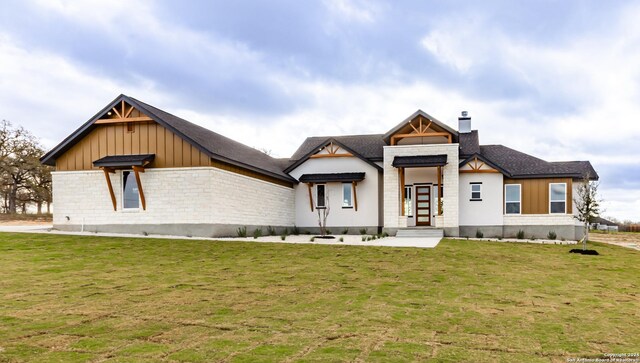 view of front of house featuring a front yard