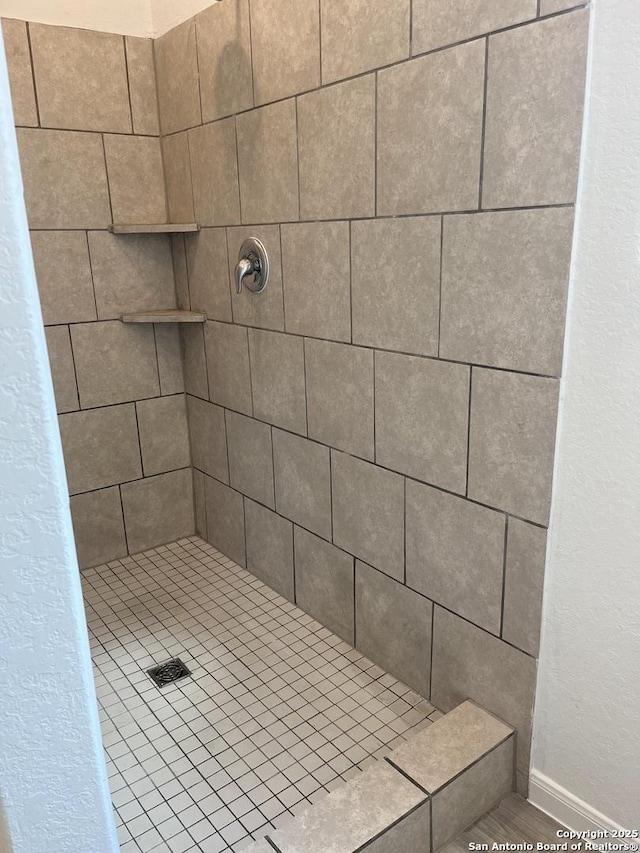 bathroom featuring a tile shower