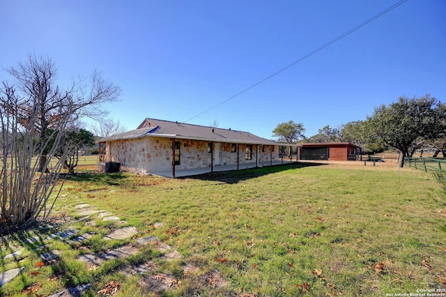 view of yard featuring a rural view